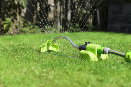 Kinzo - Oscillating pendulum watering sprinkler