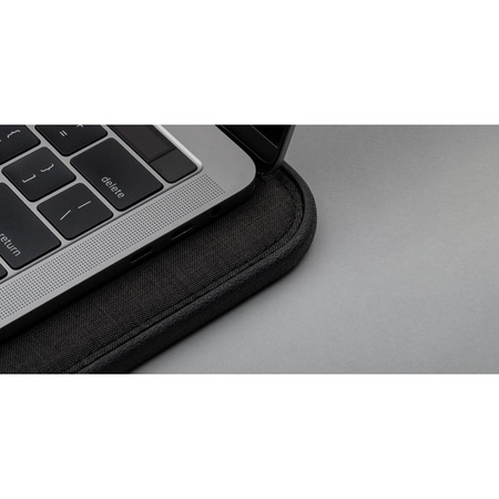 Incase ICON Sleeve s Woolenexem - obal na MacBook Pro 16" (2019) (grafitový)