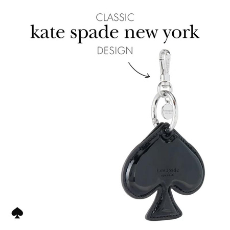 Kate Spade New York Charm Keychain - Ochranné pouzdro přívěsek na Apple AirTag (Pik)