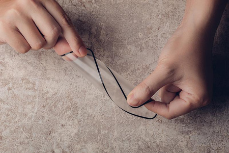 Moshi iVisor AG - Matt képernyővédő fólia iPhone 12 / iPhone 12 Pro készülékhez (fekete keret)