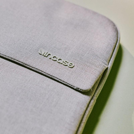Incase Crosstown Sleeve s Woolenexem - kapesní obal na MacBook Pro 14" (M4/M3/M2/M1/2024-2021) (Limestone)