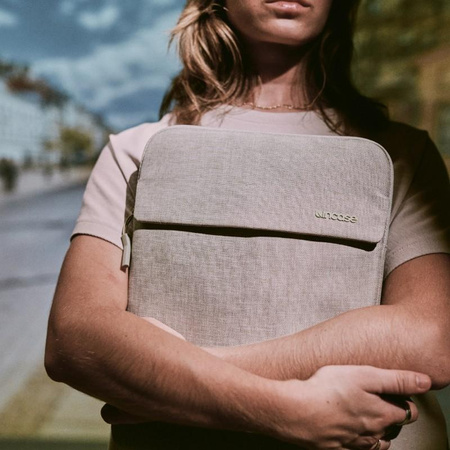 Incase Crosstown Sleeve s Woolenexem - kapesní obal na MacBook Pro 14" (M4/M3/M2/M1/2024-2021) (Limestone)