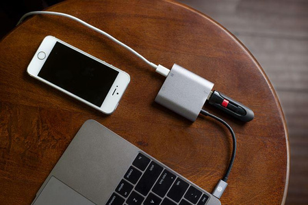 Kanex USB-C VGA adaptér s Power Delivery - adaptér z USB-C na USB 1,5 A, USB-C Power Delivery 60 W + VGA Full HD (eloxovaný hliník)