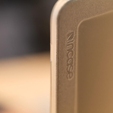 Pouzdro Incase Edge Hardshell - MacBook Air 13" M4 (2025) / M3 (2024) / M2 (2022) (čiré)