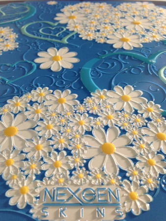 Nexgen Skins - sada skinů pro iPad 2/3/4 s 3D efektem (Srdce a sedmikrásky 3D)