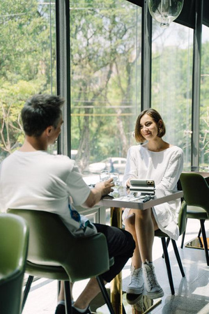 Moshi Overture MagSafe - Bőr 3 az 1-ben flip tok iPhone 14 Plus készülékhez (szürke szürke)
