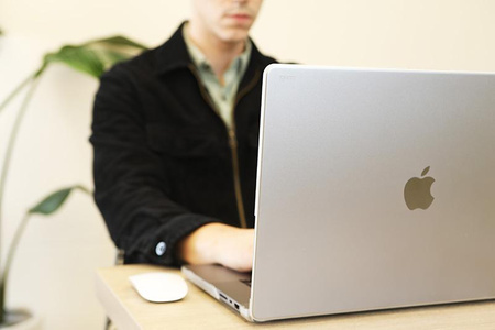 Moshi iGlaze Hardshell Case - Obudowa MacBook Pro 16" (M4/M3/M2/M1/2024-2021) (Stealth Clear)