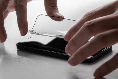 Moshi AirFoil Pro - Flexibles Hybridglas iPhone 12 / iPhone 12 Pro (schwarzer Rahmen)