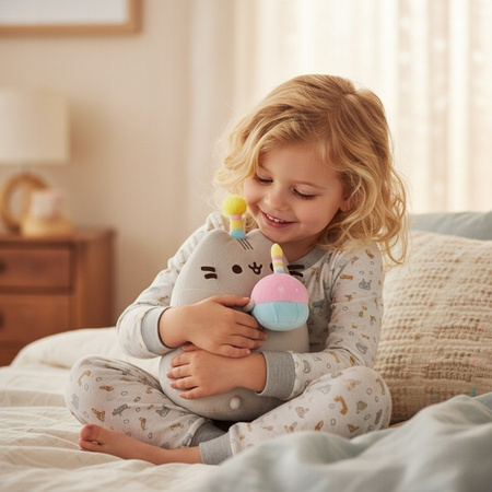 PUSHEEN Kater mit Mütze und Kuchen, Plüschkatze, Kuscheltier 24cm