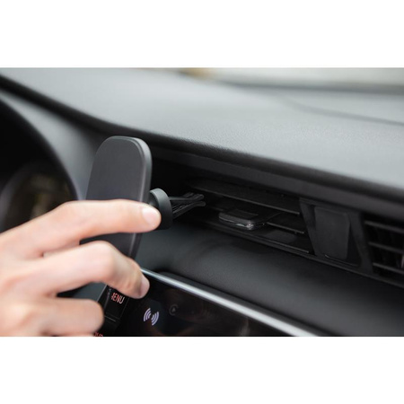 Moshi SnapTo univerzális autós tartó vezeték nélküli töltéssel - Mágneses autós tartó vezeték nélküli töltéssel (fekete)