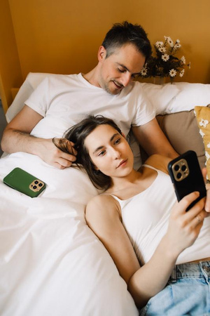 Moshi Napa Slim MagSafe - Skórzane etui iPhone 14 Plus (Midnight Black)