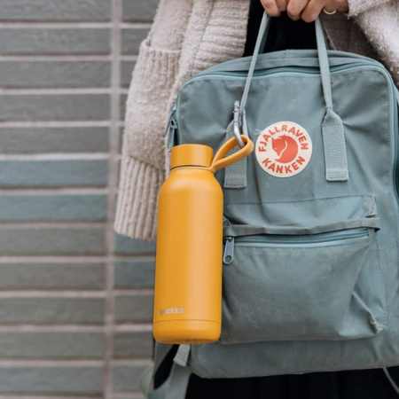 Quokka Solid With Strap - 510 ml-es rozsdamentes acél termikus palack pánttal (Mustár)