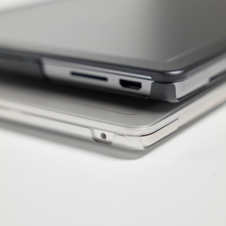 Pouzdro Incase Edge Hardshell - MacBook Air 13" M4 (2025) / M3 (2024) / M2 (2022) (čiré)