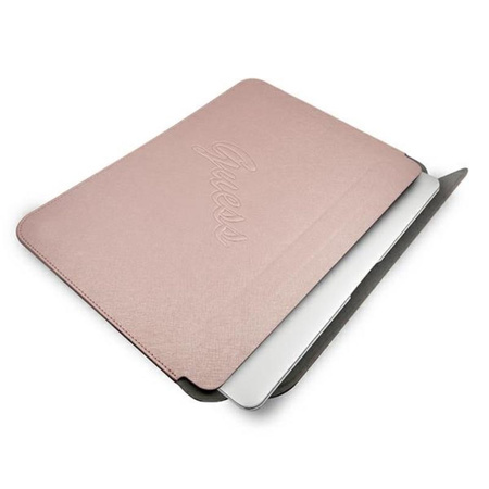 Pouzdro na počítač Guess Saffiano Script - 13" pouzdro na notebook (růžová)