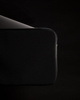 Incase Classic Sleeve s ariaprenem - obal na MacBook Pro 13" (M1/2020) (černý)