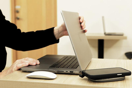 Moshi iGlaze Hardshell Case - MacBook Pro 16" (M4/M3/M2/M1/2024-2021) (Stealth Clear)