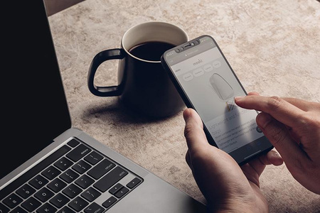 Moshi iVisor AG - Matná ochranná fólie pro iPhone 12 / iPhone 12 Pro (černý rámeček)