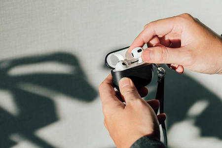 Moshi Pebbo Luxe - AirPods 3 Hülle mit abnehmbarem Handgelenkband (Charcoal Black)