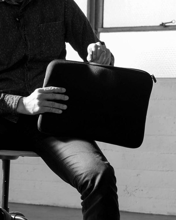 Incase Classic Sleeve s ariaprenem - obal na MacBook Pro 13" (M1/2020) (černý)