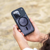 STM Relax Sand MagSafe - Etui pour iPhone 15 (Noir / Gris)