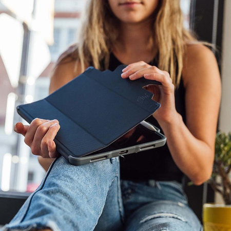 STM Dux Plus - Panzertasche iPad 11" (2025) / 10.9" (2022) MIL-STD-810G mit Apple Pencil Halterung (Schwarz) EDU/COM Version