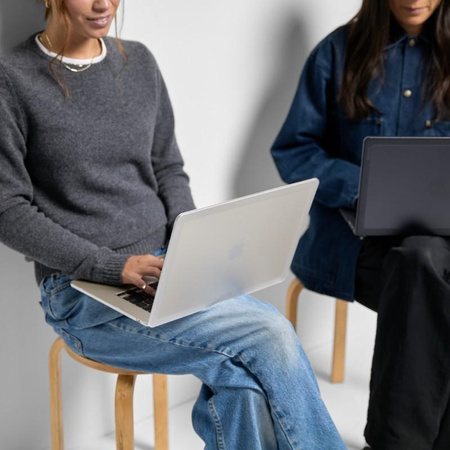 Pouzdro Incase Edge Hardshell - MacBook Air 15" M4 (2025) / M3 (2024) / M2 (2023) (čiré)