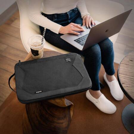 STM Myth Sleeve - Pokrowiec z paskiem MacBook Pro 13" / MacBook Air 13" / Notebook 13" (Granite Black)